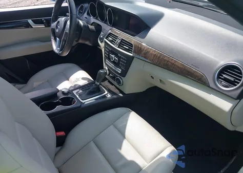 2012 Mercedes-Benz C 350 Sport из США, поврежденный, VIN WDDGF5HB2CA632955